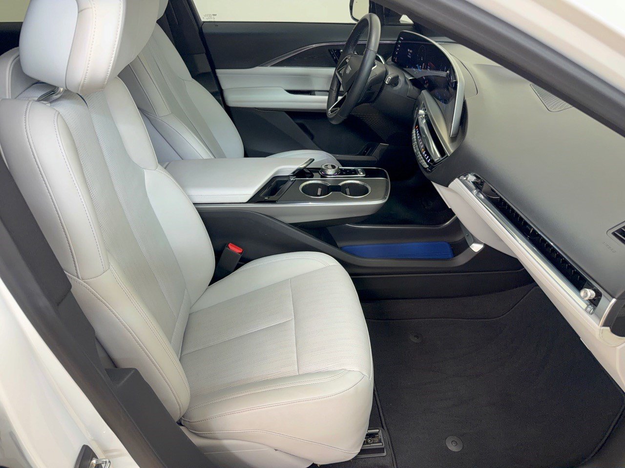 Certified 2024 Cadillac Lyriq Sport w/ LPO, Floor Liner Package AWD/4WD image 30