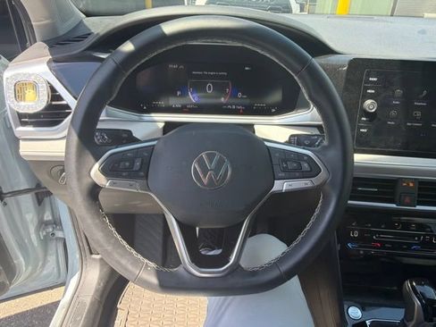 Used 2025 Volkswagen Taos SE w/ Panoramic Sunroof Package AWD/4WD image 11