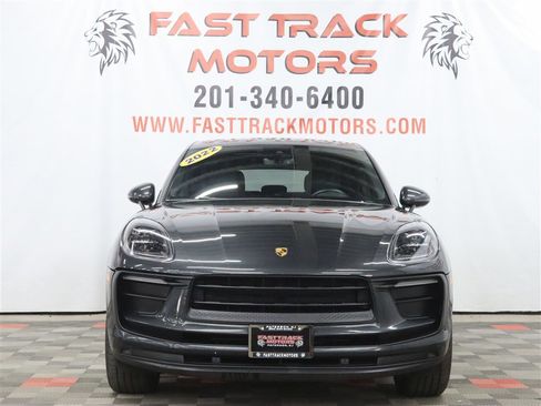 Used 2022 Porsche Macan AWD/4WD image 3