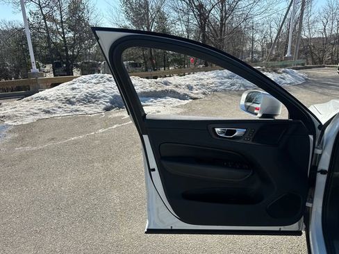 Used 2019 Volvo XC60 T5 R-Design w/ Protection Package AWD/4WD image 28