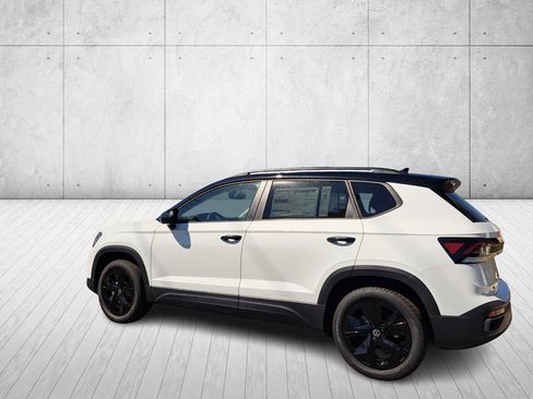 New 2026 Volkswagen Taos SE image 7