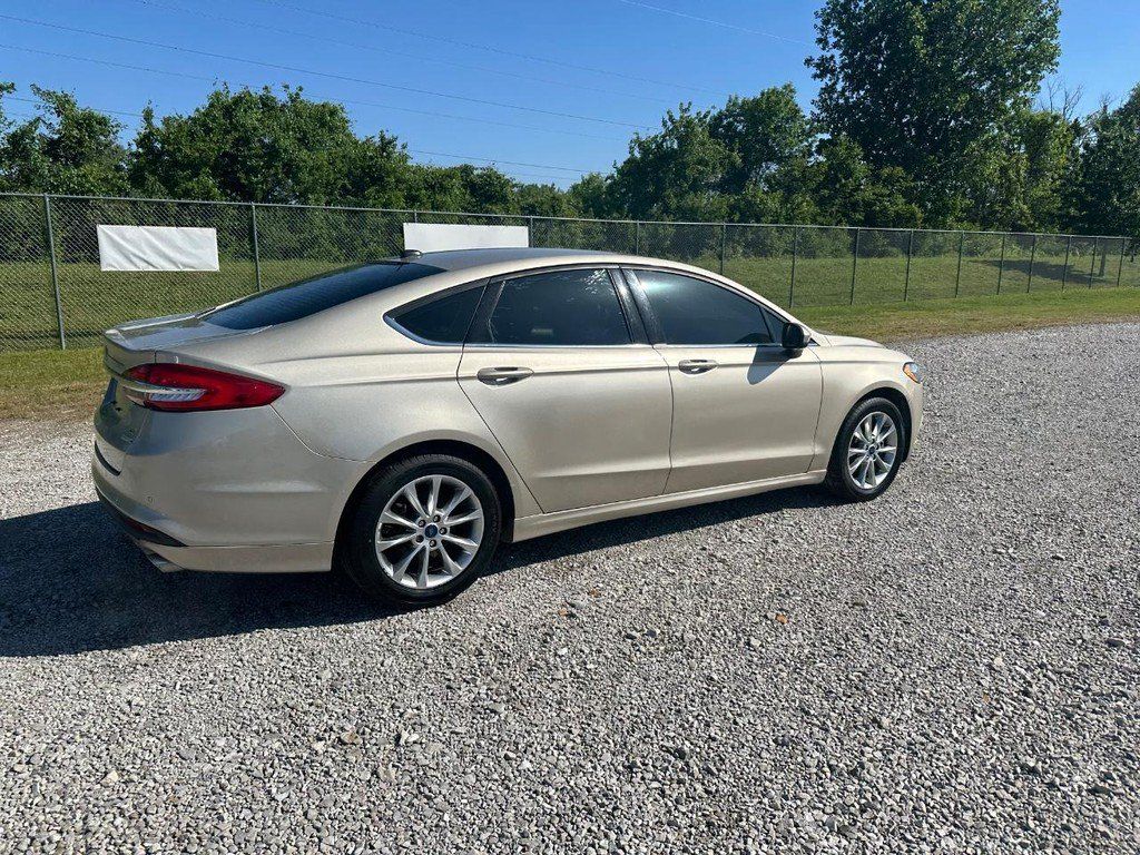 Used 2017 Ford Fusion SE w/ Fusion SE Technology Package FWD image 4