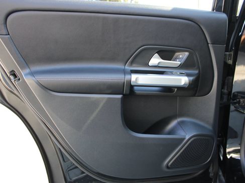 Used 2025 Mercedes-Benz GLB 250 4MATIC image 21