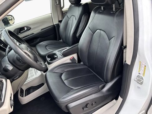 Used 2024 Chrysler Pacifica Touring-L image 20