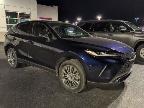 Used 2023 Toyota Venza Limited image 2