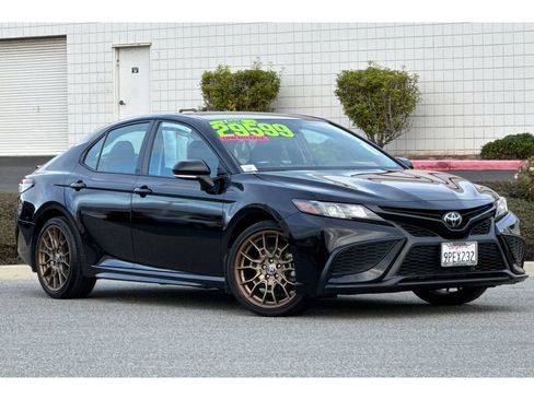 Used 2023 Toyota Camry SE image 2