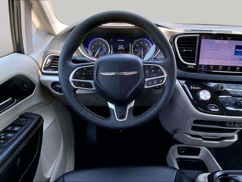 Used 2024 Chrysler Pacifica Touring-L FWD image 6