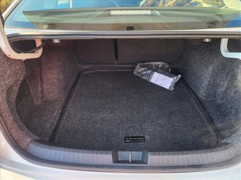 Used 2025 Volkswagen Jetta SE w/ Sunroof Package image 17