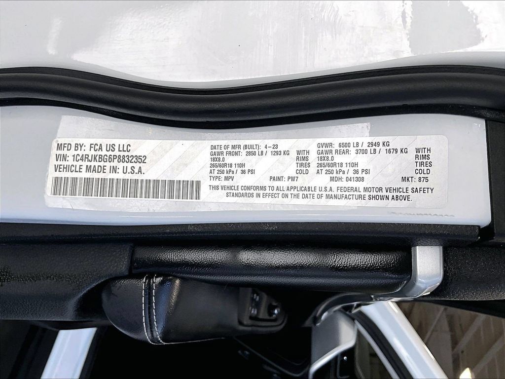 Used 2023 Jeep Grand Cherokee L Limited AWD/4WD image 37