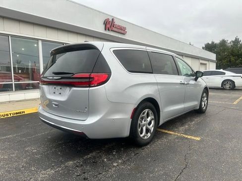 Used 2024 Chrysler Pacifica Limited FWD image 12