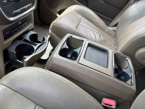 Used 2014 Chrysler Town & Country Limited FWD image 19