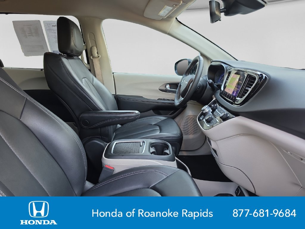 Used 2024 Chrysler Pacifica Touring-L FWD image 17