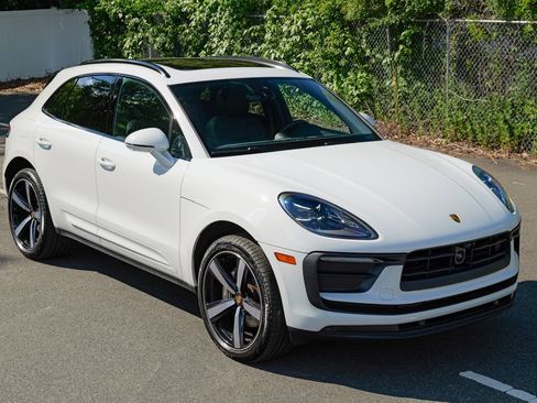 Used 2025 Porsche Macan AWD/4WD image 10