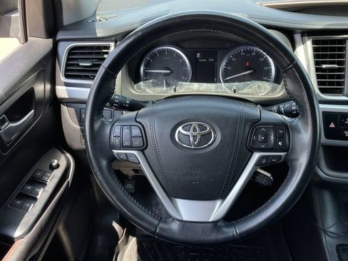 Used 2018 Toyota Highlander XLE FWD image 12