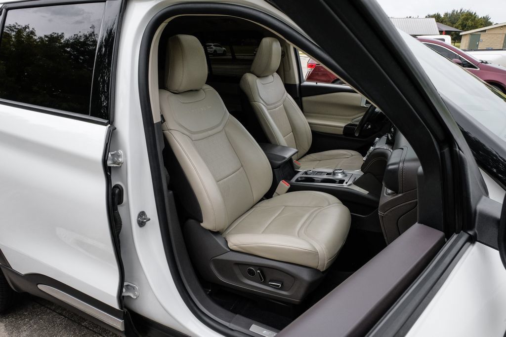 Used 2020 Ford Explorer Platinum w/ Premium Technology Package AWD/4WD image 39