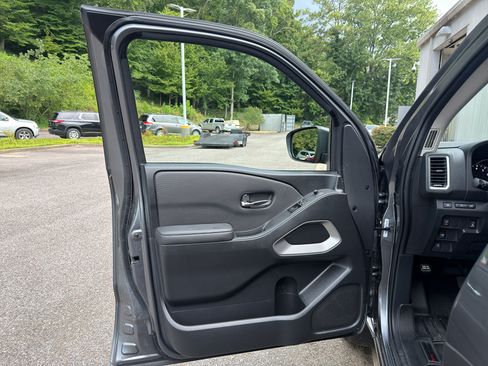 Used 2022 Nissan Frontier SV RWD image 9