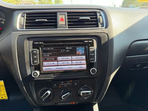 Used 2012 Volkswagen Jetta SE FWD image 18