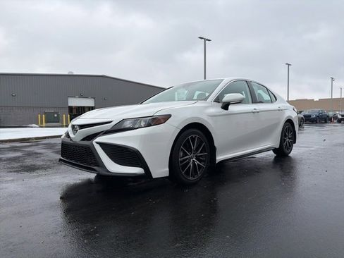 Certified 2024 Toyota Camry SE image 3