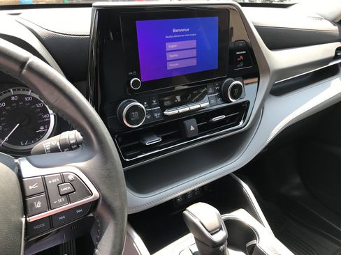 Used 2023 Toyota Highlander LE FWD image 17