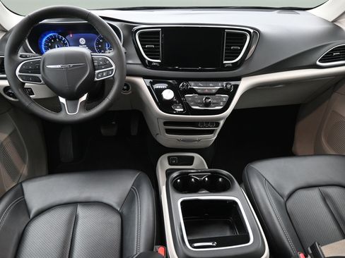 Used 2024 Chrysler Pacifica Touring-L FWD image 13