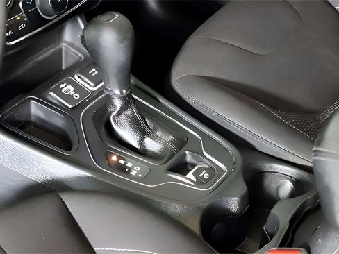 Used 2021 Jeep Cherokee Latitude image 10