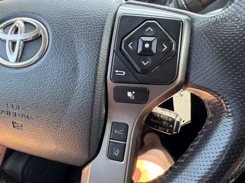 Used 2018 Toyota Tacoma SR5 AWD/4WD image 30
