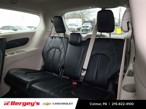 Used 2023 Chrysler Pacifica Touring-L image 14