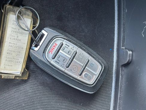 Used 2025 Chrysler Pacifica Select FWD image 25
