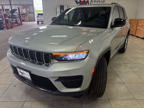 Used 2024 Jeep Grand Cherokee Laredo X w/ Luxury Tech Group I RWD image 3