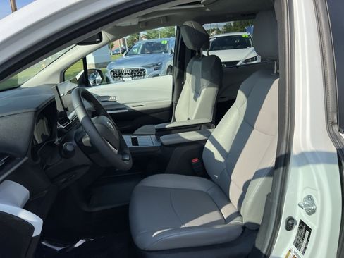 Used 2025 Toyota Sienna XLE AWD/4WD image 13