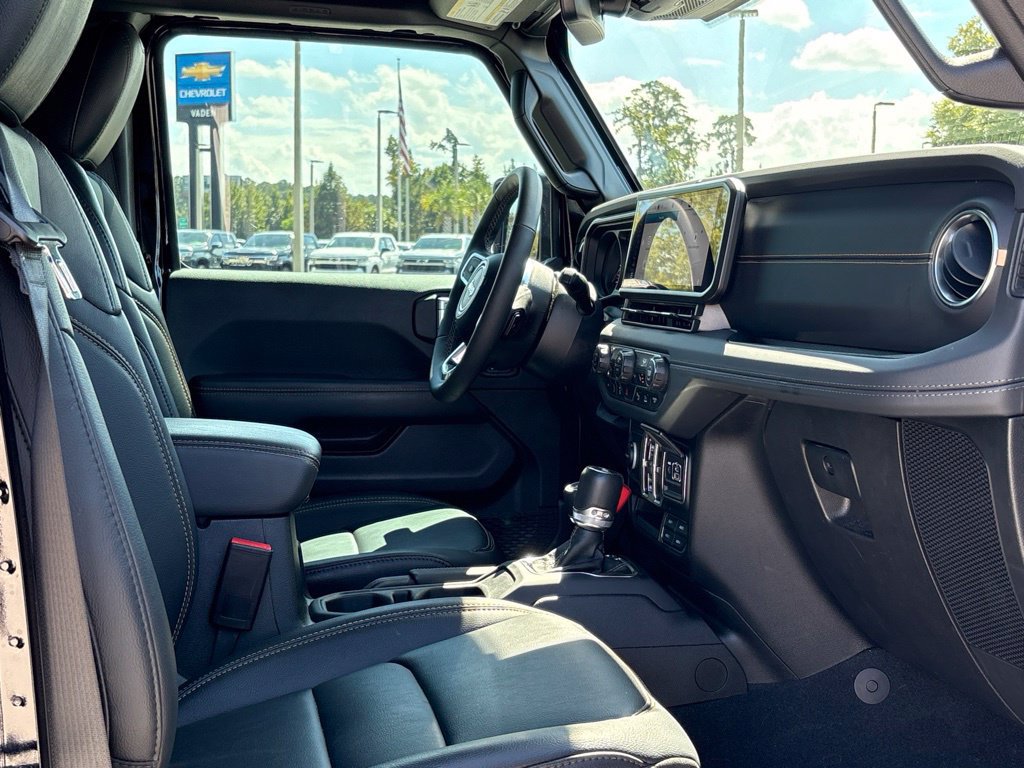 Used 2025 Jeep Wrangler Unlimited Sahara AWD/4WD image 12