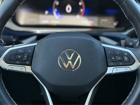 Used 2023 Volkswagen Taos SE w/ Panoramic Sunroof Package AWD/4WD image 21