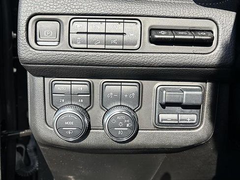 Used 2024 GMC Yukon XL Denali w/ Advanced Technology Package image 19