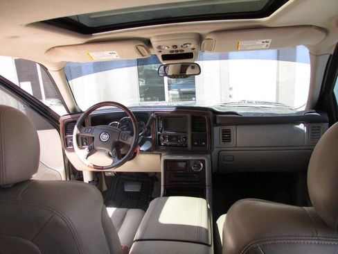 Used 2005 Cadillac Escalade EXT image 29
