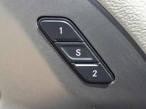 Used 2020 Chrysler Pacifica Touring-L FWD image 16