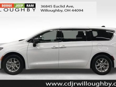 New 2025 Chrysler Pacifica Select image 6
