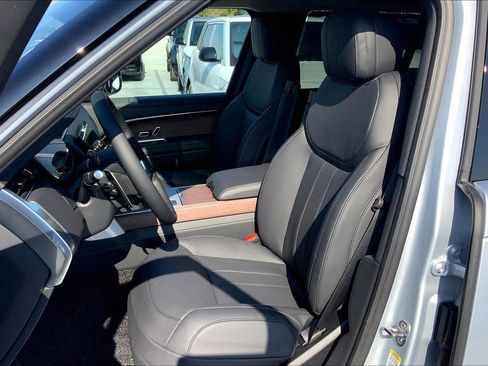 New 2025 Land Rover Range Rover Long Wheelbase SE AWD/4WD image 4