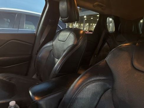 Used 2019 Jeep Cherokee Limited FWD image 11