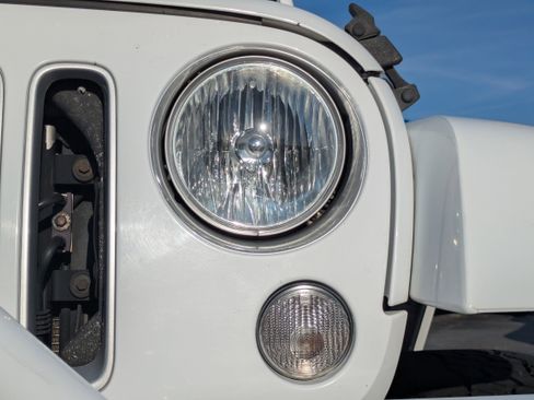 Used 2016 Jeep Wrangler Unlimited Sahara w/ Connectivity Group image 27