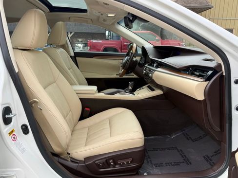 Used 2017 Lexus ES 300h w/ Luxury Package FWD image 17