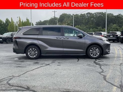 Used 2023 Toyota Sienna XLE FWD image 7
