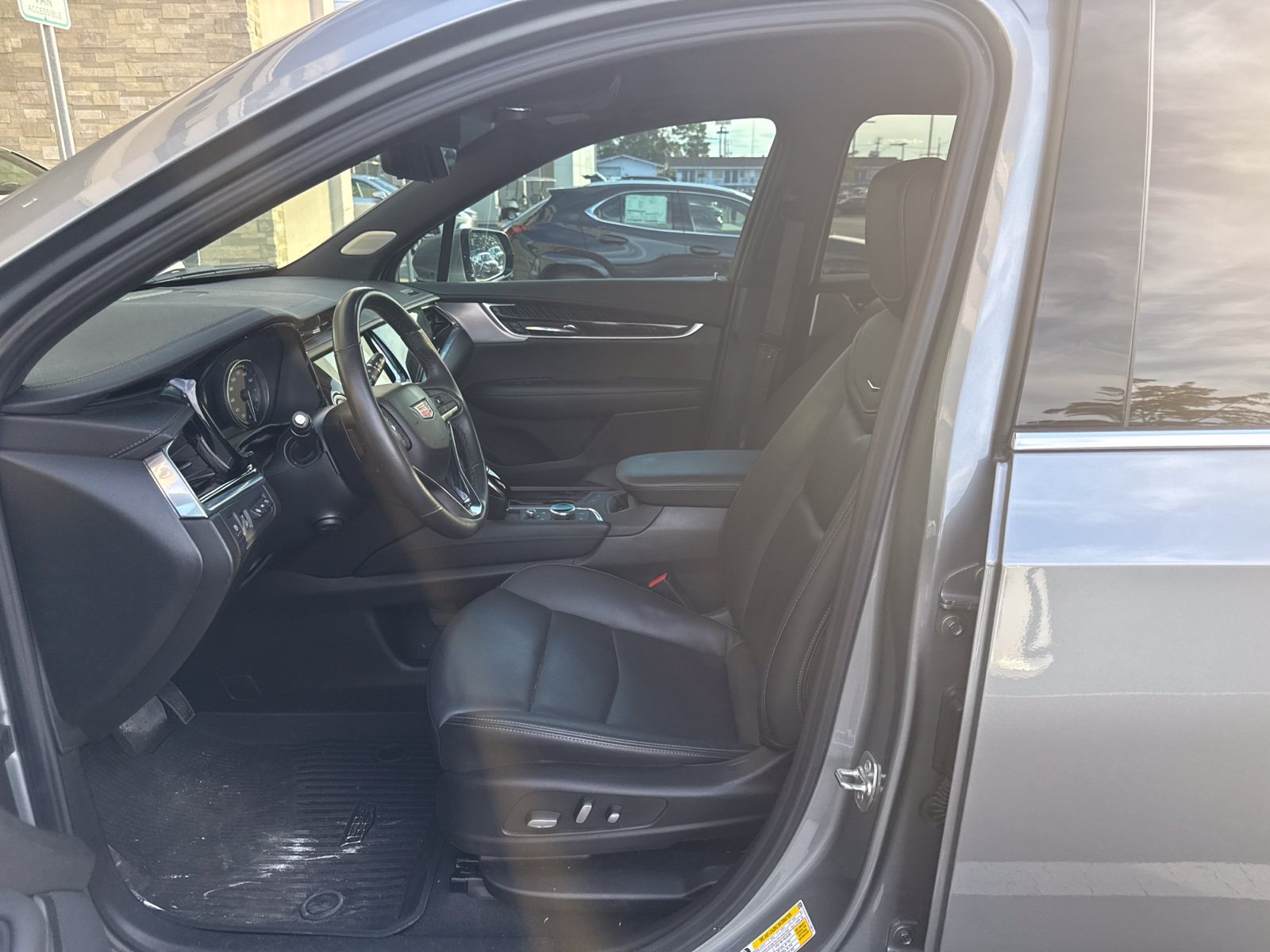 Used 2024 Cadillac XT6 Premium Luxury w/ Technology Package FWD image 2