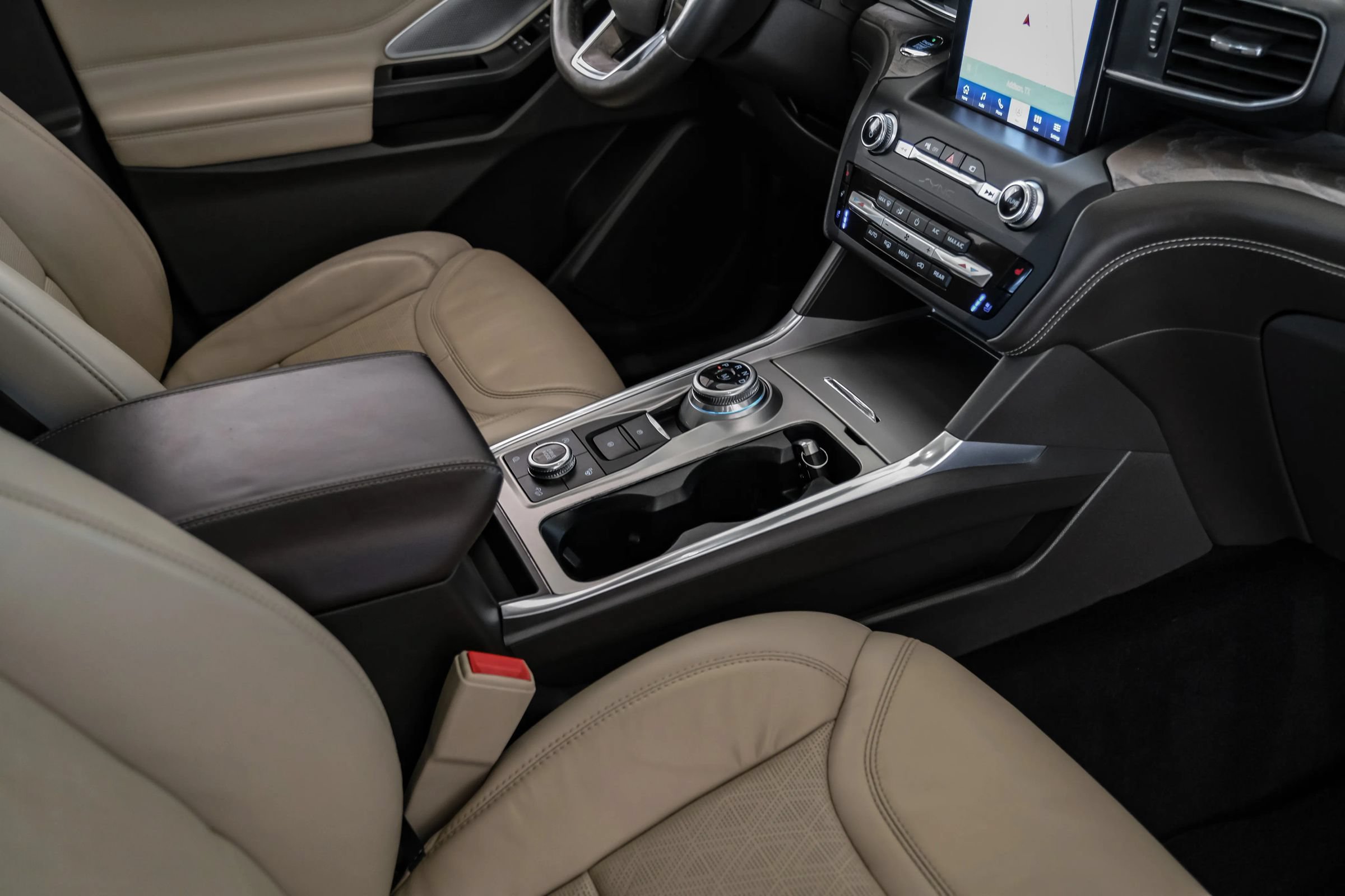 Used 2020 Ford Explorer Platinum w/ Premium Technology Package AWD/4WD image 23