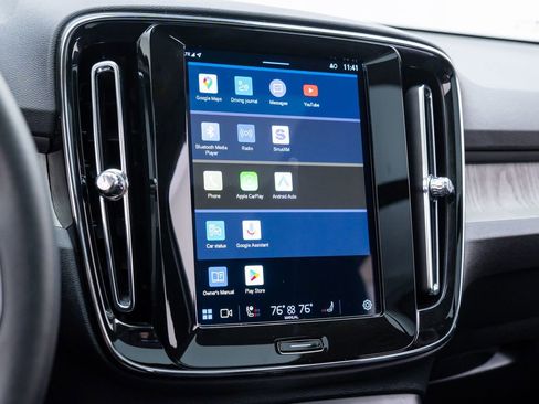 Used 2025 Volvo XC40 B5 Core image 23