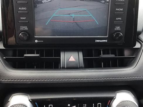 Used 2021 Toyota RAV4 LE AWD/4WD image 9
