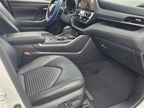 Used 2024 Toyota Highlander XSE image 16