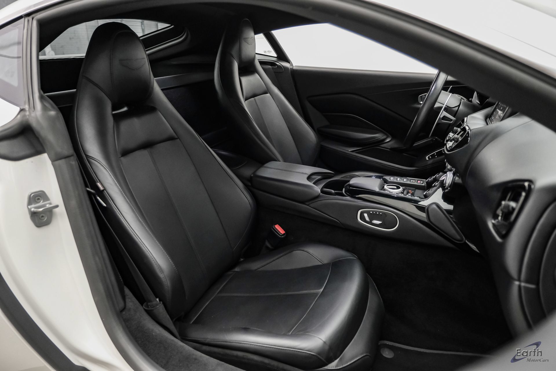 Used 2022 Aston Martin V8 Vantage Coupe RWD image 51