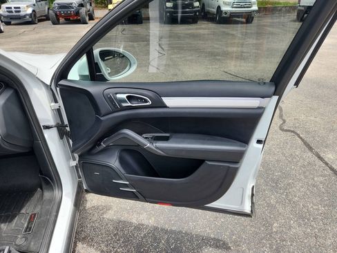 Used 2015 Porsche Cayenne Turbo AWD/4WD image 21