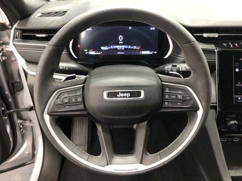 Used 2023 Jeep Grand Cherokee Altitude image 12