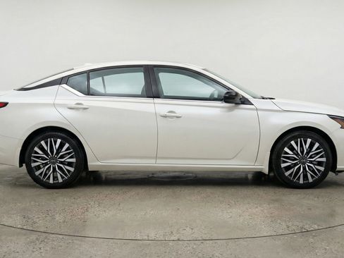 Used 2025 Nissan Altima 2.5 SV FWD image 11